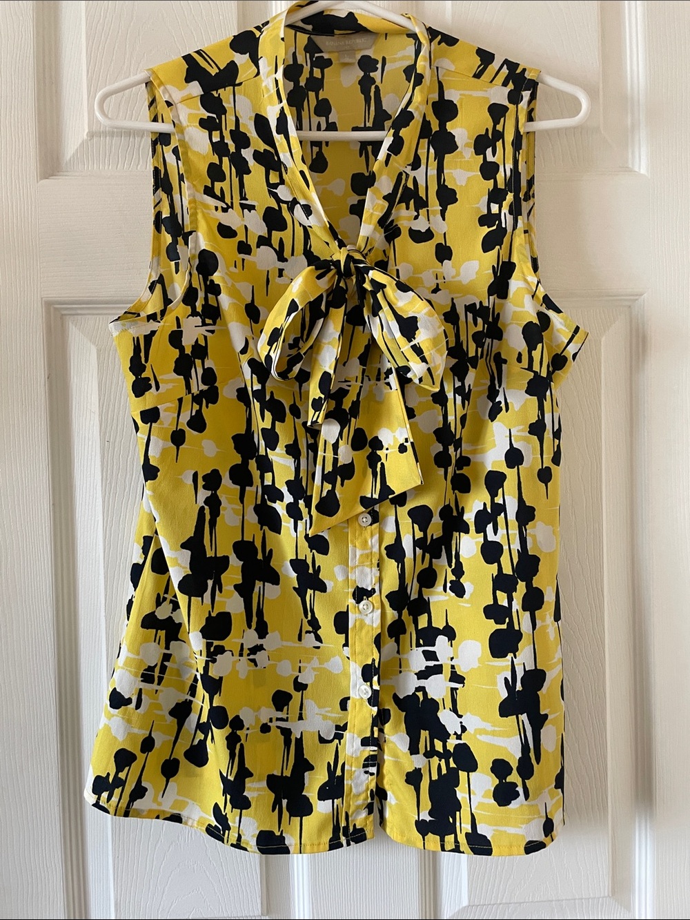 Banana republic abstract sleeveless blouse with neck tie bow business office